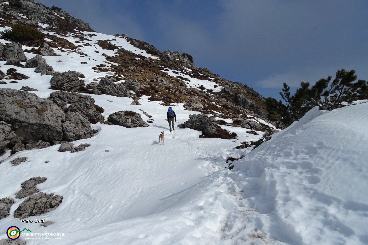 51 In decisa salita su facile cresta poco innevata.JPG